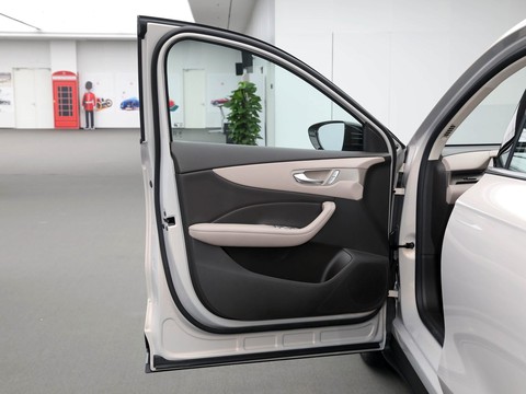 MG ES5 — China electric EV for export — photo 11