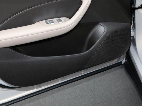 MG ES5 — China electric EV for export — photo 14