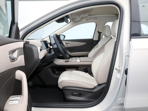 MG ES5 — China electric EV for export — photo 9