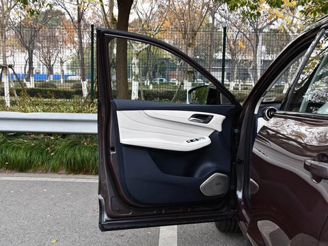 MG Pilot PHEV — China plug-in hybrid EV for export — photo 10