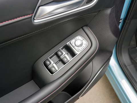 MG HS PHEV — China plug-in hybrid EV for export — photo 12