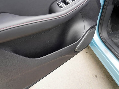 MG HS PHEV — China plug-in hybrid EV for export — photo 14
