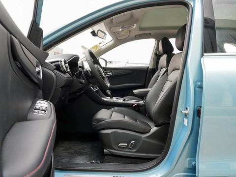 MG HS PHEV — China plug-in hybrid EV for export — photo 9