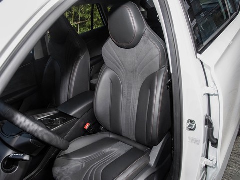 Roewe D5X DMH — China plug-in hybrid EV for export — photo 10