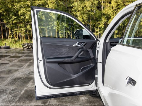 Roewe D5X DMH — China plug-in hybrid EV for export — photo 11