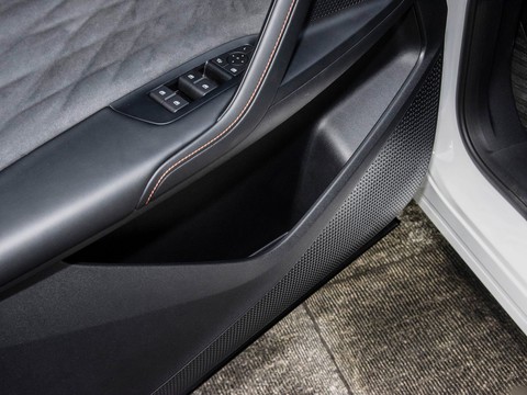 Roewe D5X DMH — China plug-in hybrid EV for export — photo 14