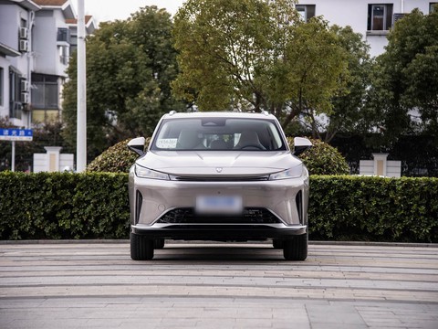 Roewe D5X DMH — China plug-in hybrid EV for export — photo 2