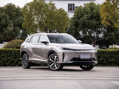 Roewe D5X DMH — China plug-in hybrid EV for export — photo 3