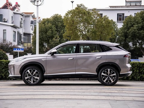 Roewe D5X DMH — China plug-in hybrid EV for export — photo 4