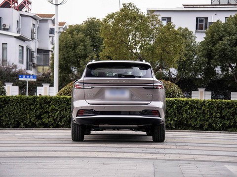 Roewe D5X DMH — China plug-in hybrid EV for export — photo 6
