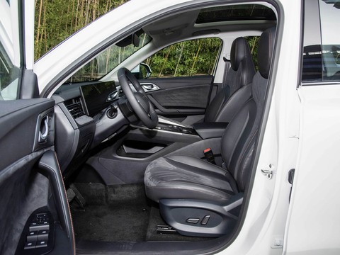 Roewe D5X DMH — China plug-in hybrid EV for export — photo 9