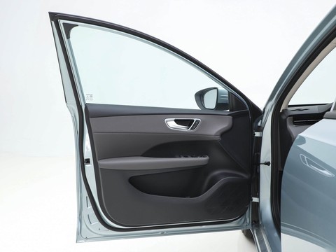 Roewe D6 — China electric EV for export — photo 11