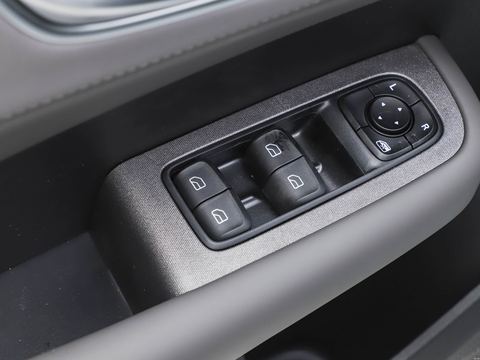 Roewe Rong WeiD6 — China electric EV for export — photo 14