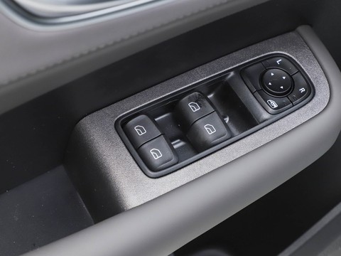 Roewe D6 — China electric EV for export — photo 14