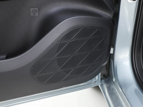Roewe D6 — China electric EV for export — photo 16