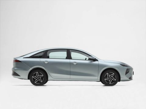 Roewe Rong WeiD6 — China electric EV for export — photo 8