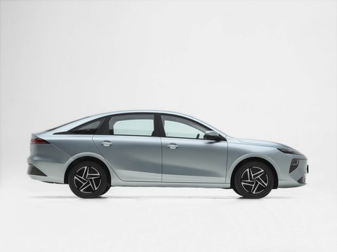 Roewe D6 — China electric EV for export — photo 8