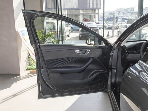 Roewe Rong WeiD7 — China electric EV for export — photo 11