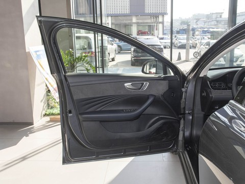 Roewe D7 — China electric EV for export — photo 11