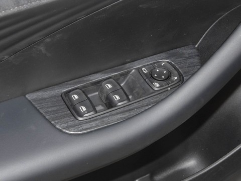 Roewe D7 — China electric EV for export — photo 13