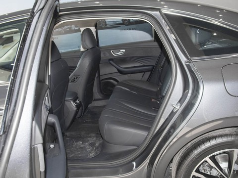 Roewe D7 — China electric EV for export — photo 16