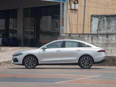 Roewe D7 — China electric EV for export — photo 4