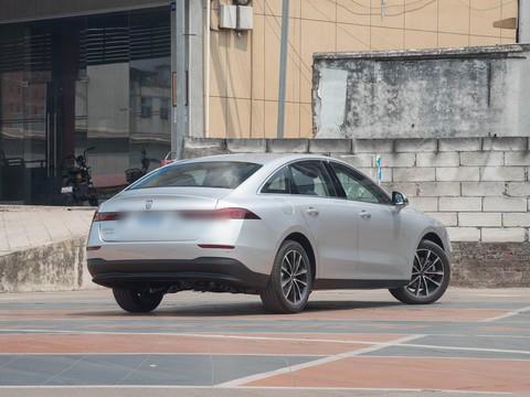 Roewe D7 — China electric EV for export — photo 7
