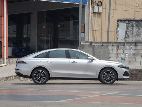 Roewe D7 — China electric EV for export — photo 8
