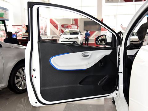 Roewe Rong Weie50 — China electric EV for export — photo 10