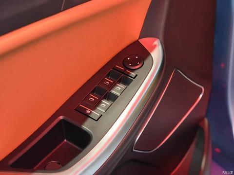Roewe e550 — China plug-in hybrid EV for export — photo 11