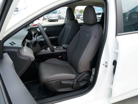 Roewe Rong WeiE6 — China electric EV for export — photo 10