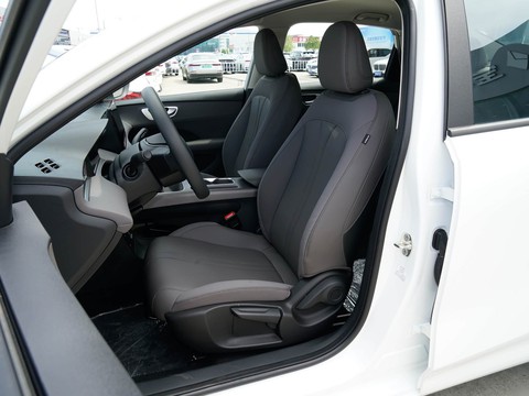 Roewe E6 — China electric EV for export — photo 10