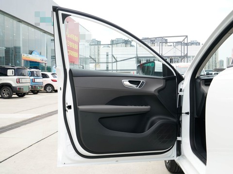 Roewe E6 — China electric EV for export — photo 11