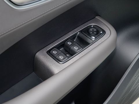 Roewe Rong WeiE6 — China electric EV for export — photo 14