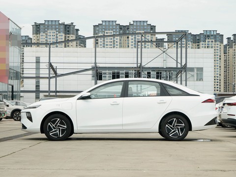 Roewe E6 — China electric EV for export — photo 4