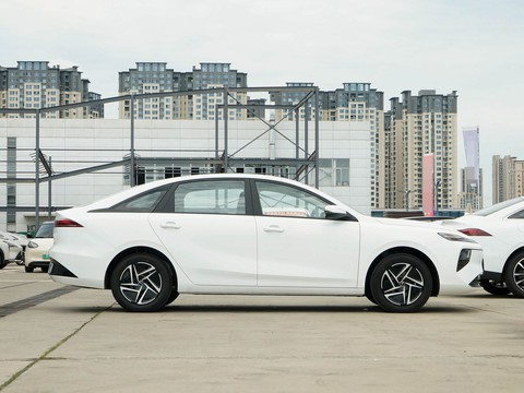 Roewe E6 — China electric EV for export — photo 8