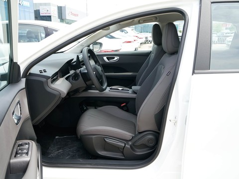 Roewe E6 — China electric EV for export — photo 9