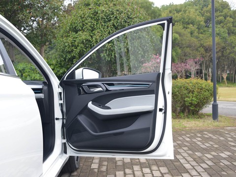 Roewe Ei5 — China electric EV for export — photo 13
