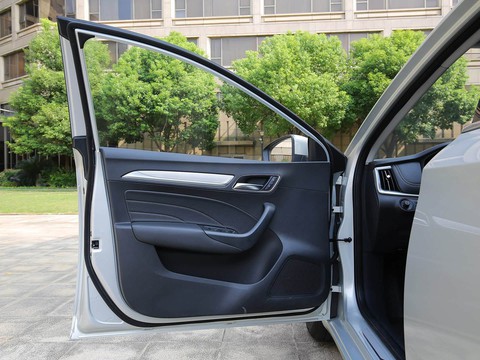 Roewe ei6 — China plug-in hybrid EV for export — photo 11