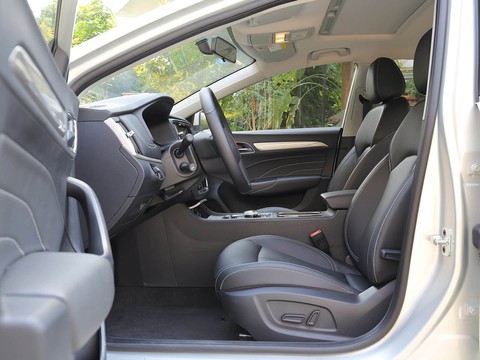 Roewe ei6 — China plug-in hybrid EV for export — photo 9