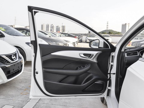Roewe i6 MAX — China plug-in hybrid EV for export — photo 12