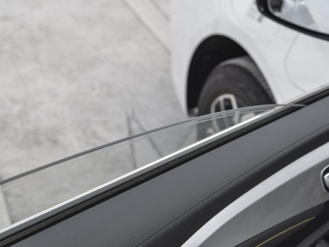 Roewe i6 MAX — China plug-in hybrid EV for export — photo 13