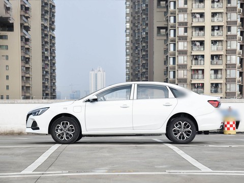 Roewe i6 MAX — China plug-in hybrid EV for export — photo 4