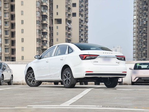 Roewe i6 MAX — China plug-in hybrid EV for export — photo 5