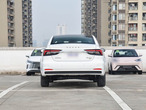 Roewe i6 MAX — China plug-in hybrid EV for export — photo 6