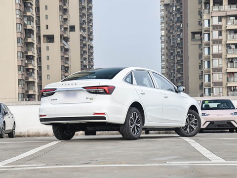 Roewe i6 MAX — China plug-in hybrid EV for export — photo 7