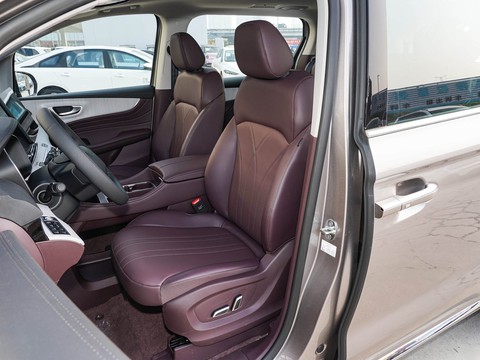 Roewe iMAX8 EV — China electric EV for export — photo 10
