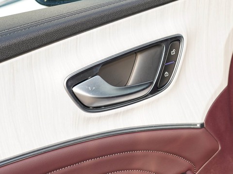 Roewe iMAX8 EV — China electric EV for export — photo 13