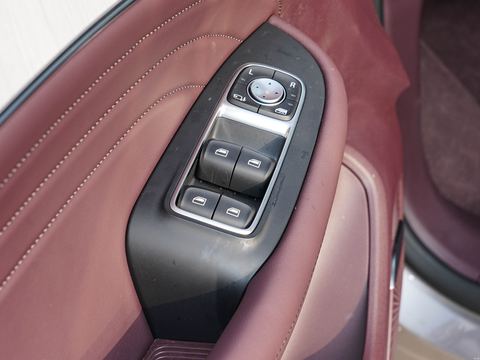Roewe Rong WeiiMAX8 — China electric EV for export — photo 14