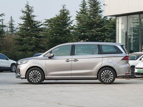 Roewe iMAX8 EV — China electric EV for export — photo 4